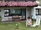 Terrasse zum geräumigen Wohnzimmer mit Großbildschirm